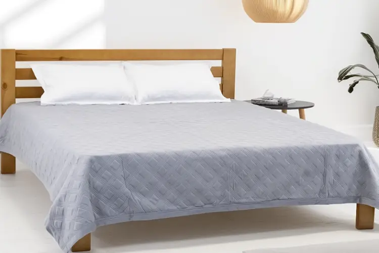 vitamin_vv_89862_a_bright_natural_bedroom_interior_with_soft__c205aa20-e4b9-490b-a5fd-b6f6783f7add_0