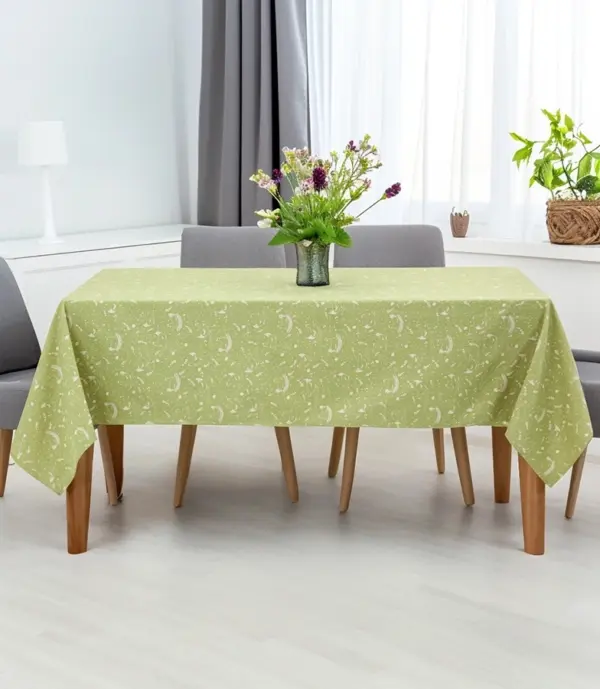 vitamin_vv_89862_A_wooden_table_with_a_tablecloth_in_the_inte_ae916920-1d18-409c-bc35-9bb6c6432a8b_1